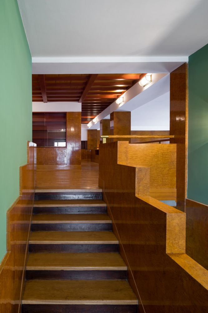 Semlerova rezidence - schodiště na galerii s knihovnou - foto Studio Petrohrad