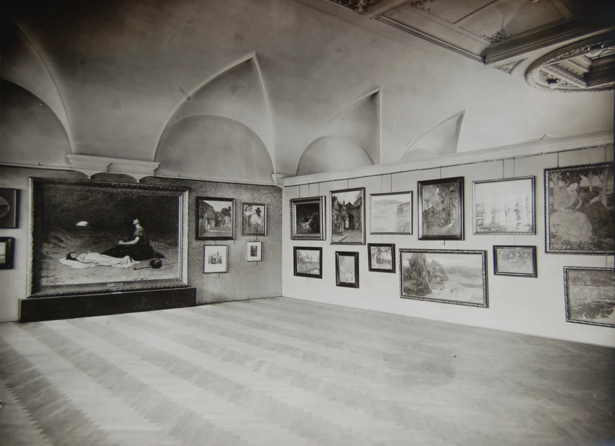 Pohled do sálu plzeňské radnice s expozicí obrazárny Spolku přátel výtvarného umění v Plzni, kolem 1915, foto Západočeské muzeum v Plzni